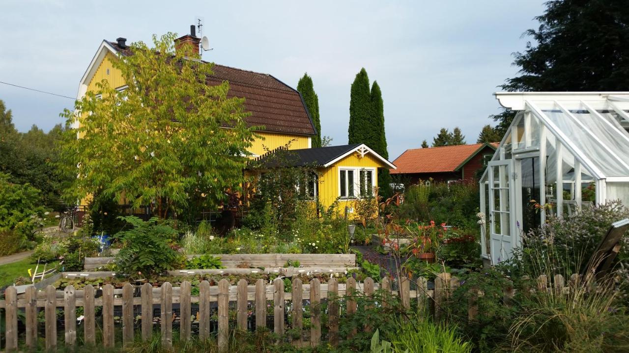 Perenner Pa Bakgarden Bed and Breakfast Motala Esterno foto