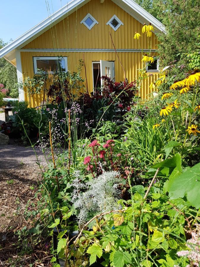 Perenner Pa Bakgarden Bed and Breakfast Motala Esterno foto